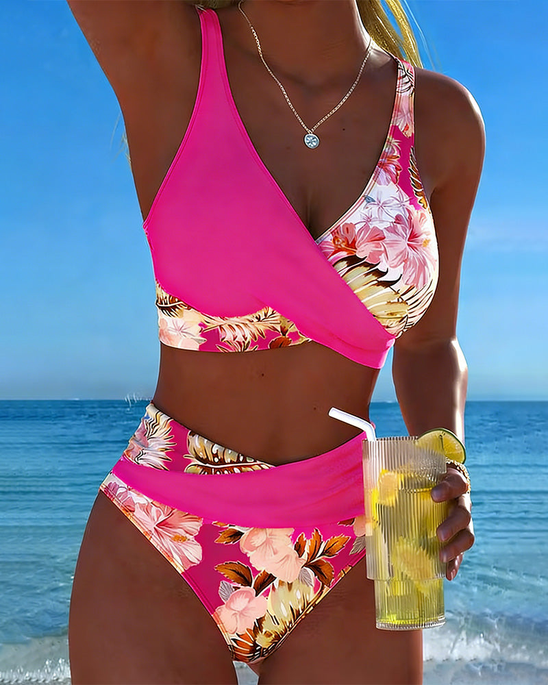 Bikini con estampado floral contrastante y abertura