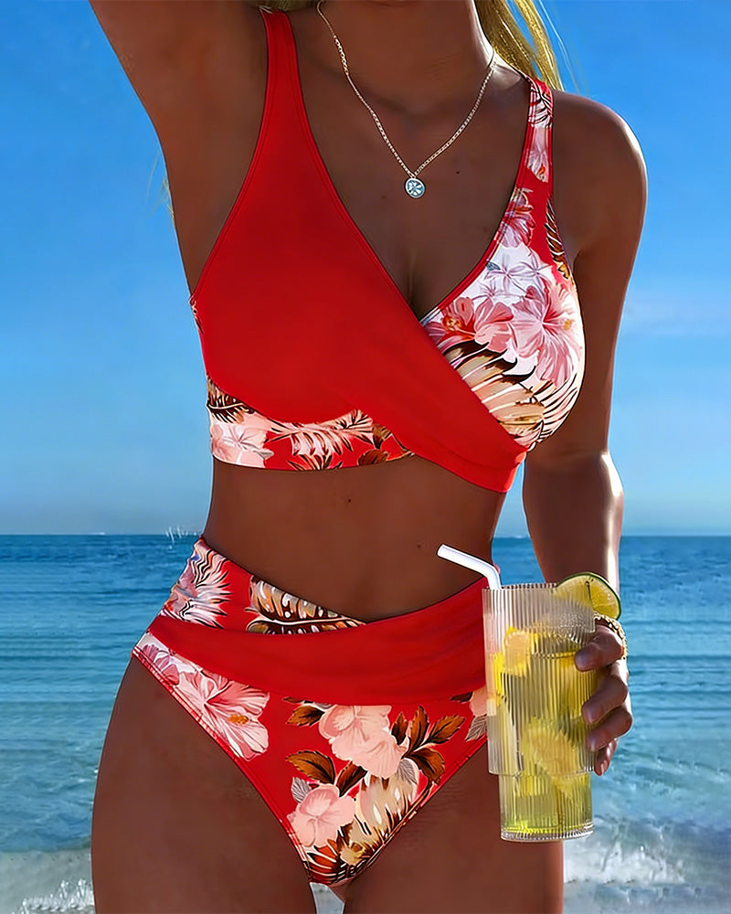 Bikini con estampado floral contrastante y abertura