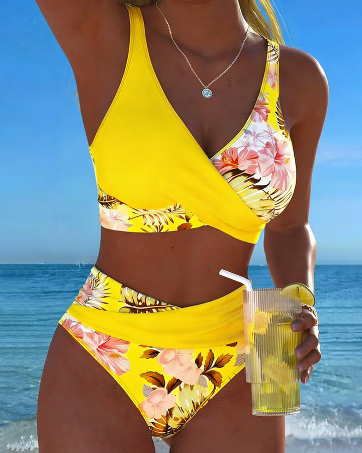 Bikini con estampado floral contrastante y abertura