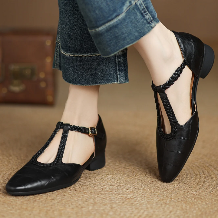 Greta – Zapatos clásicos de cuero con detalle trenzado y tira entre los dedos