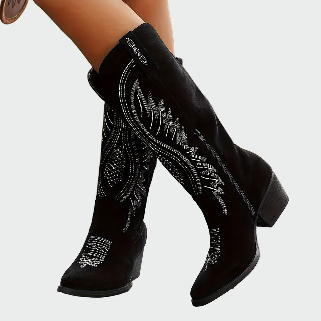 Elena - Botas Bordadas Occidentales en Ante Marrón de Moda