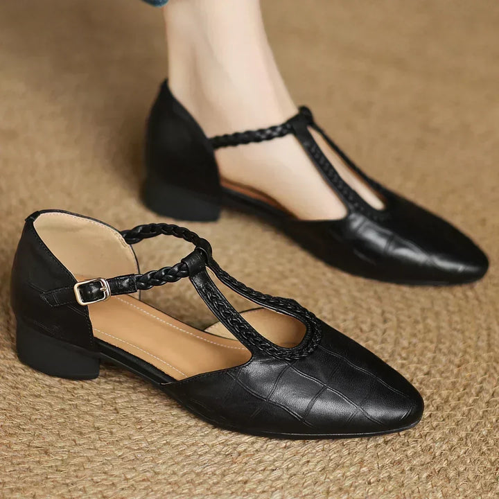 Greta – Zapatos clásicos de cuero con detalle trenzado y tira entre los dedos