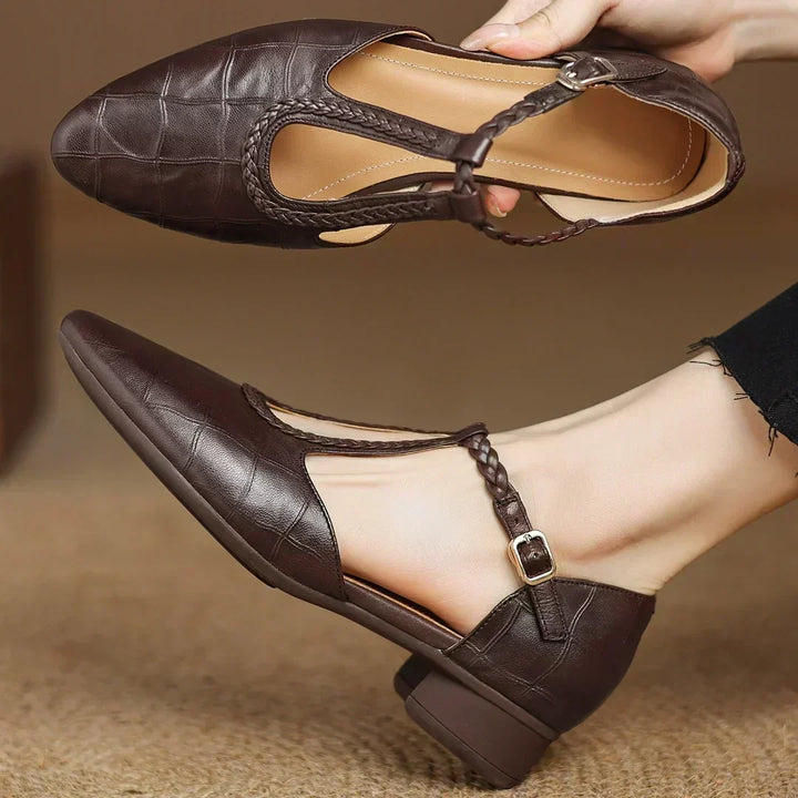 Greta – Zapatos clásicos de cuero con detalle trenzado y tira entre los dedos