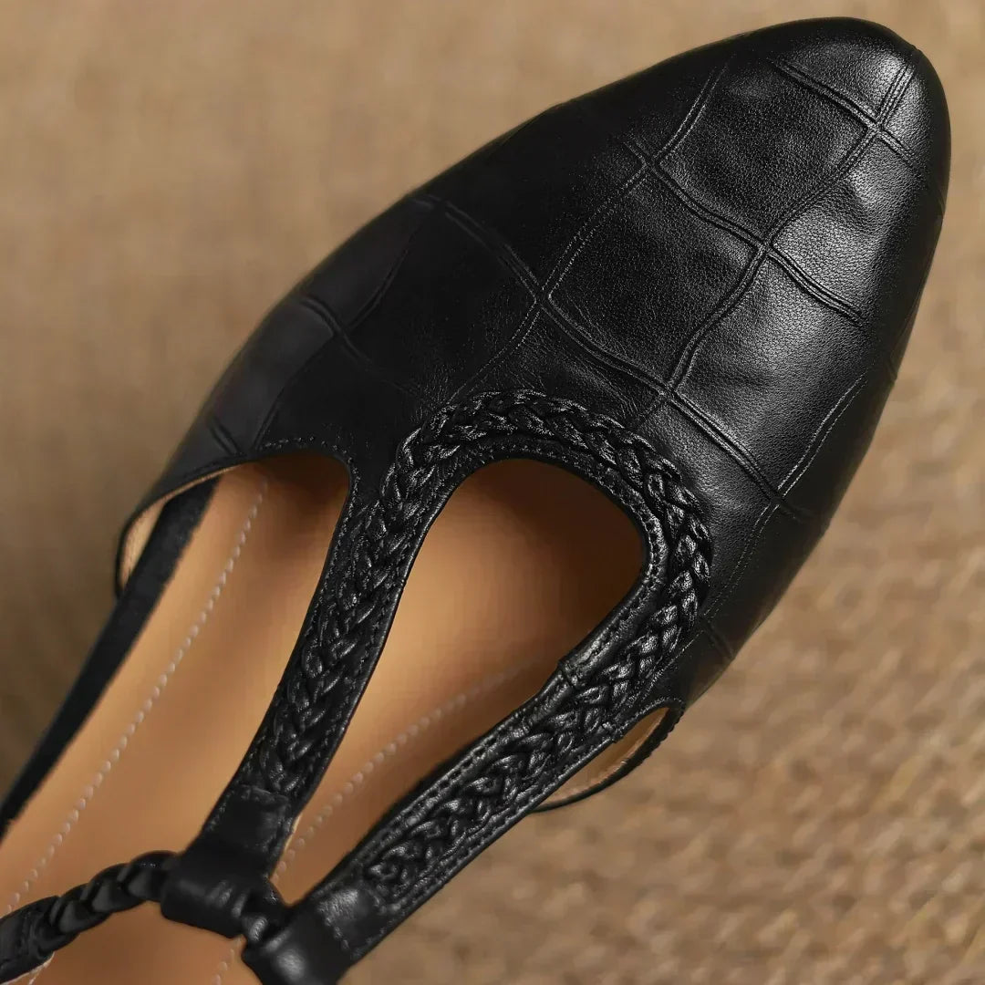 Greta – Zapatos clásicos de cuero con detalle trenzado y tira entre los dedos
