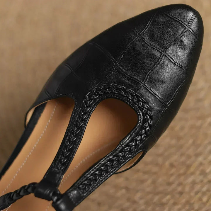 Greta – Zapatos clásicos de cuero con detalle trenzado y tira entre los dedos