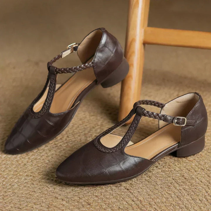 Greta – Zapatos clásicos de cuero con detalle trenzado y tira entre los dedos